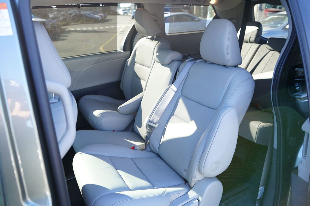 Used 2020 Toyota Sienna XLE w/ XLE Navigation Package image 17