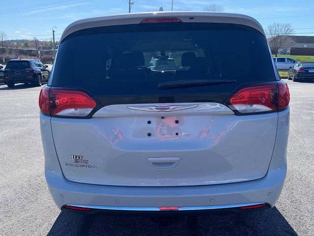 Used 2017 Chrysler Pacifica Touring-L w/ Tire & Wheel Group image 4