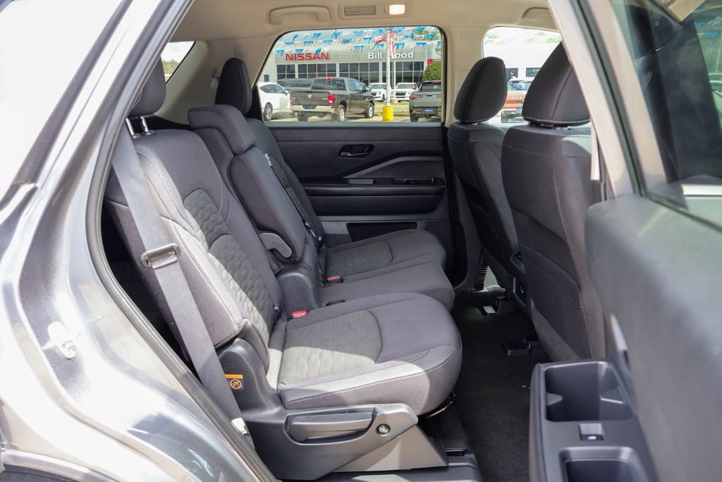 Used 2025 Nissan Pathfinder SV image 10