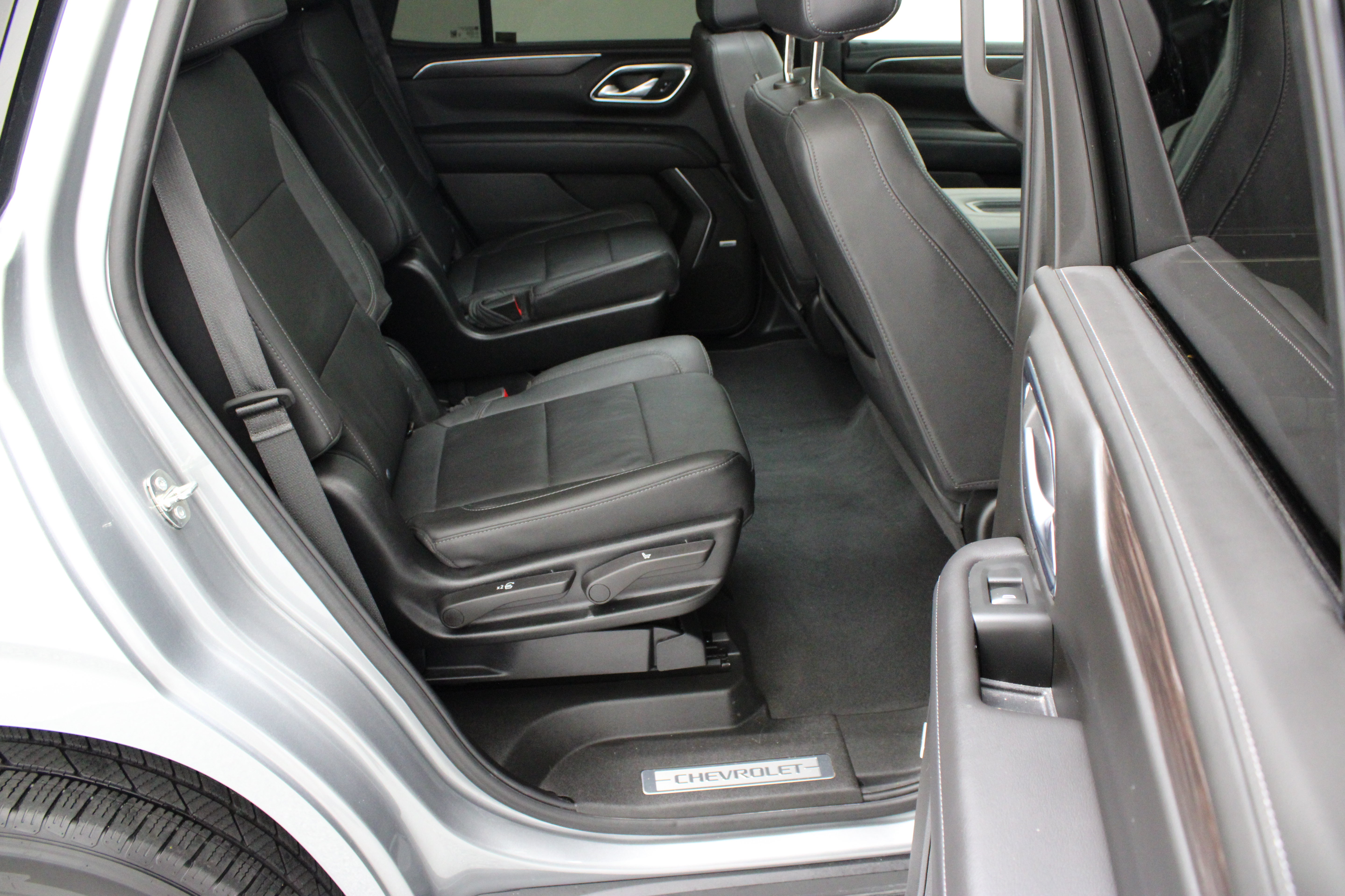 Used 2023 Chevrolet Tahoe Z71 w/ Luxury Package AWD/4WD image 39