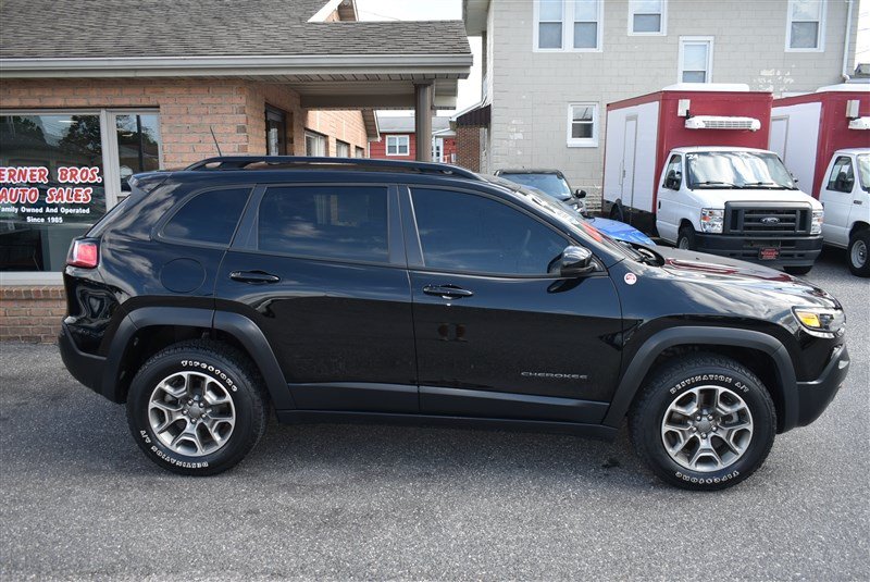 Used 2022 Jeep Cherokee Trailhawk w/ Comfort/Convenience Group AWD/4WD image 2