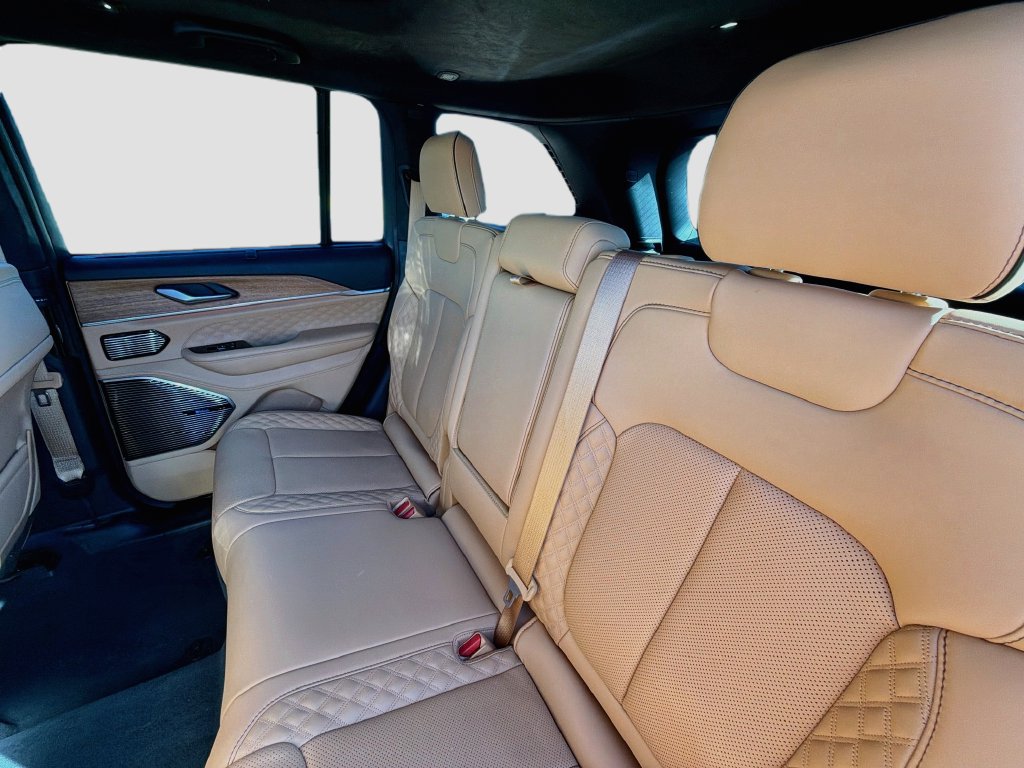 Used 2023 Jeep Grand Cherokee Summit AWD/4WD image 11