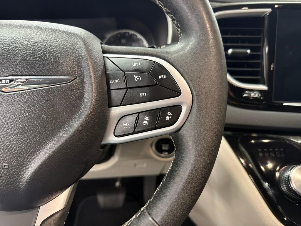Used 2024 Chrysler Pacifica Touring-L image 21