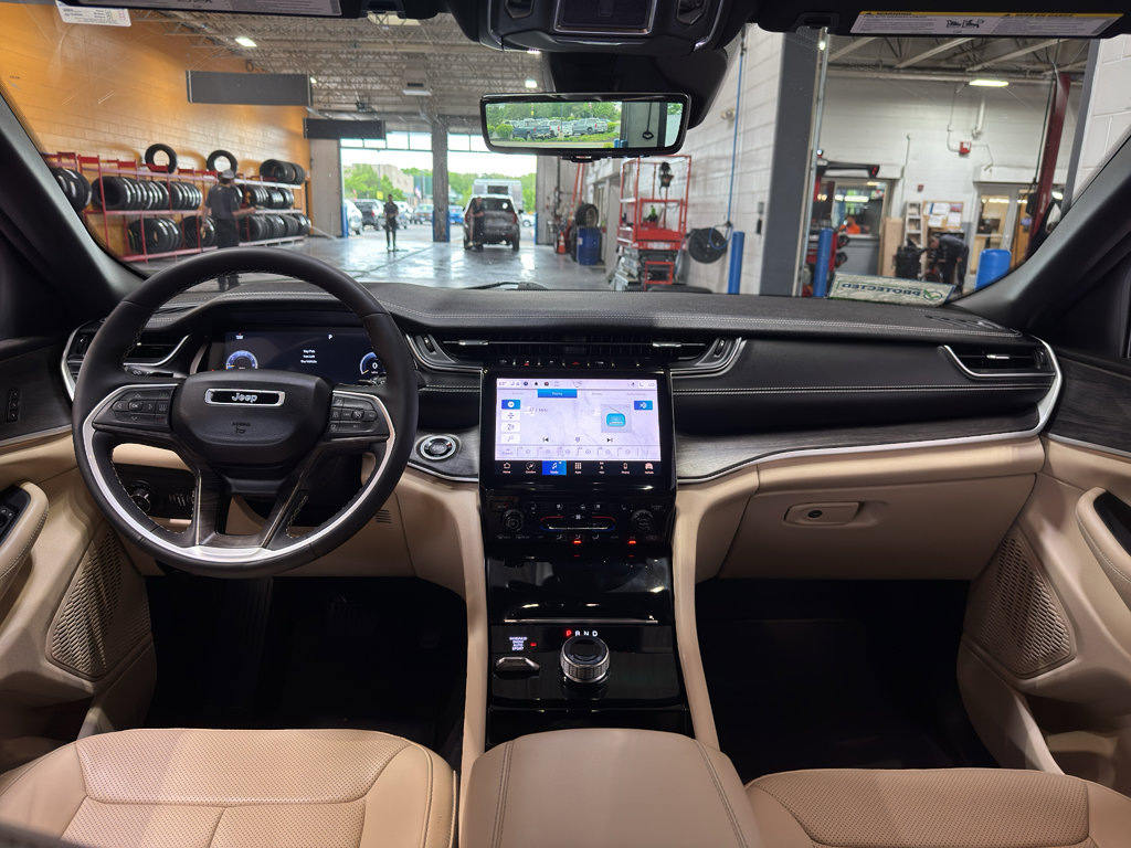 Used 2023 Jeep Grand Cherokee L Limited w/ Luxury Tech Group II AWD/4WD image 15