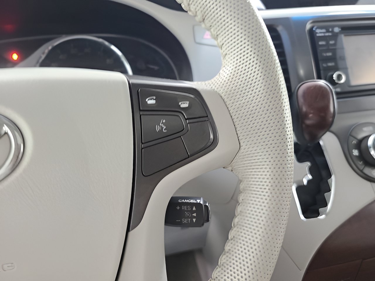 Used 2014 Toyota Sienna XLE w/ Entertainment Package FWD image 29