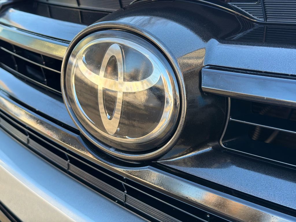 Used 2017 Toyota Highlander SE image 7