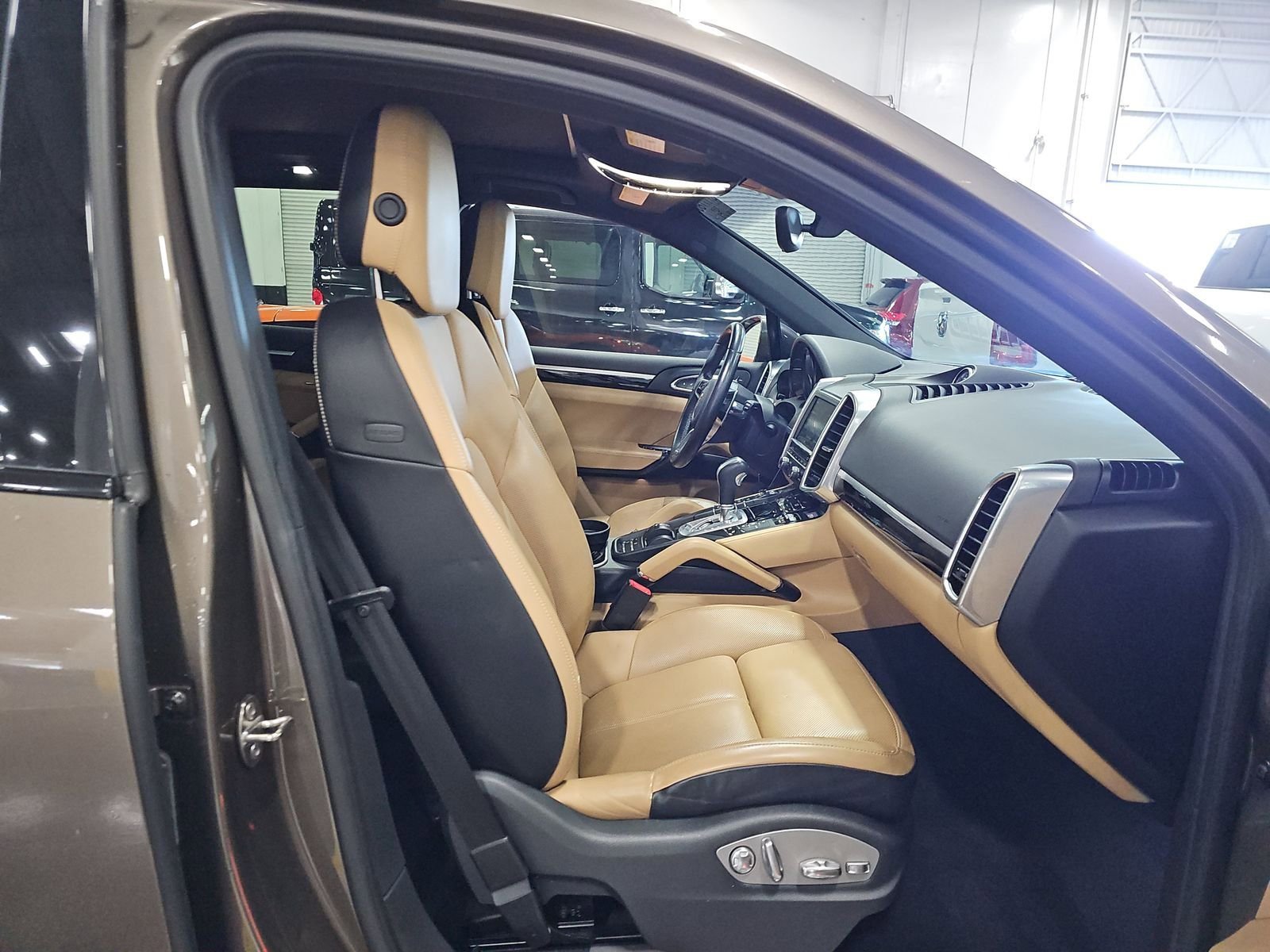 Used 2016 Porsche Cayenne w/ Premium Package image 8