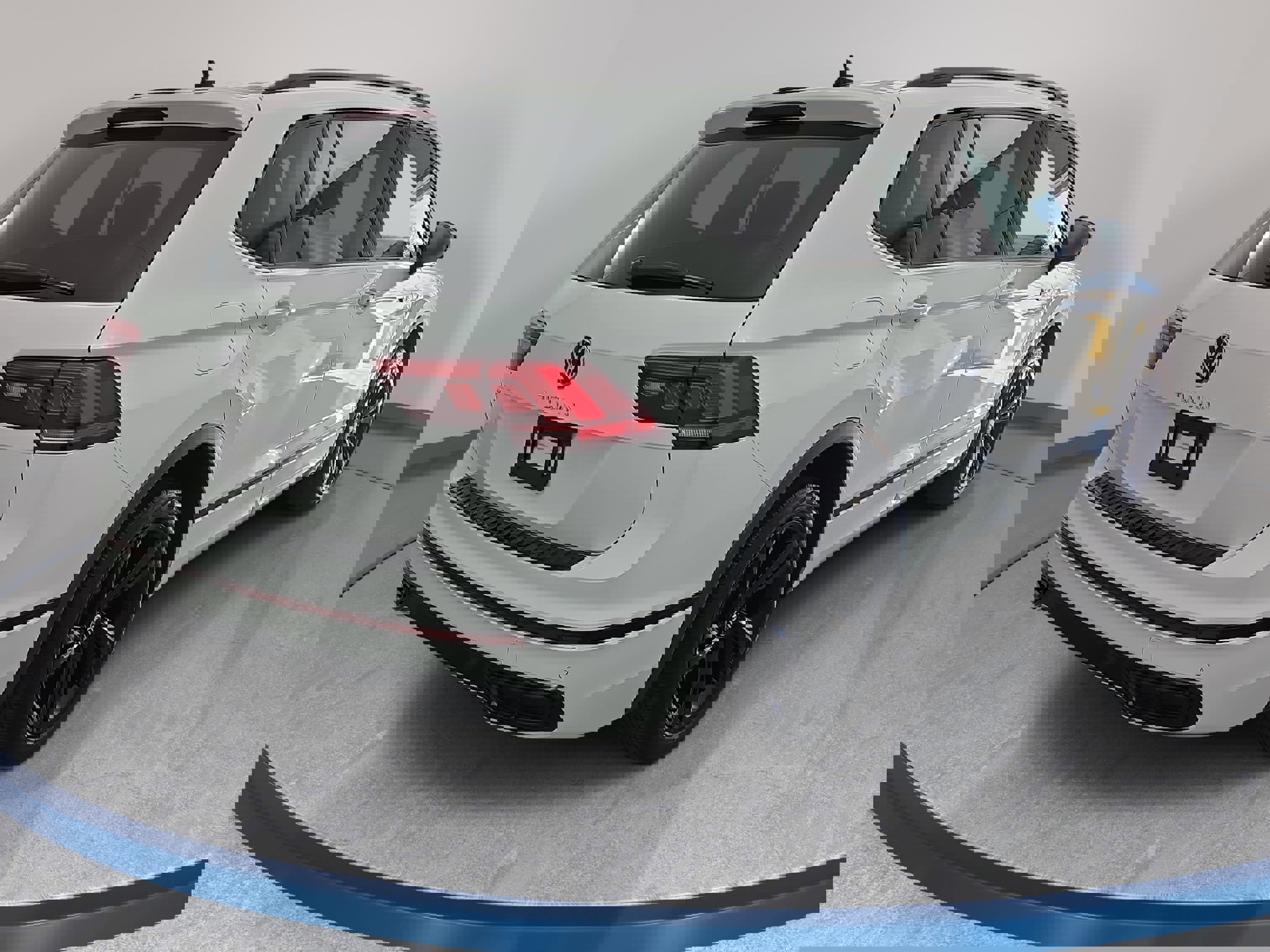 Certified 2024 Volkswagen Tiguan SE R-Line image 5