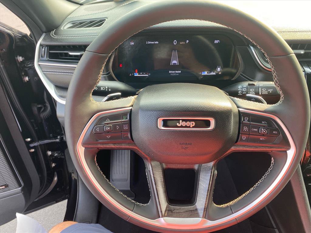 Used 2025 Jeep Grand Cherokee Limited w/ Luxury Tech Group II AWD/4WD image 10