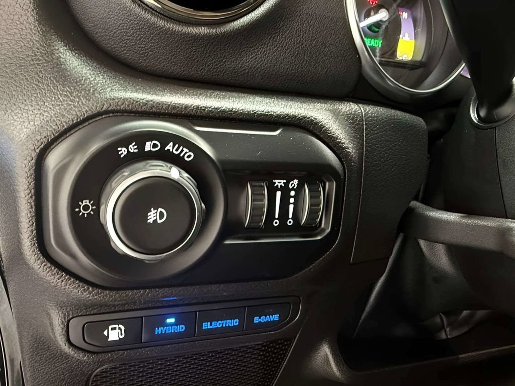 Used 2022 Jeep Wrangler Unlimited Sahara AWD/4WD image 31