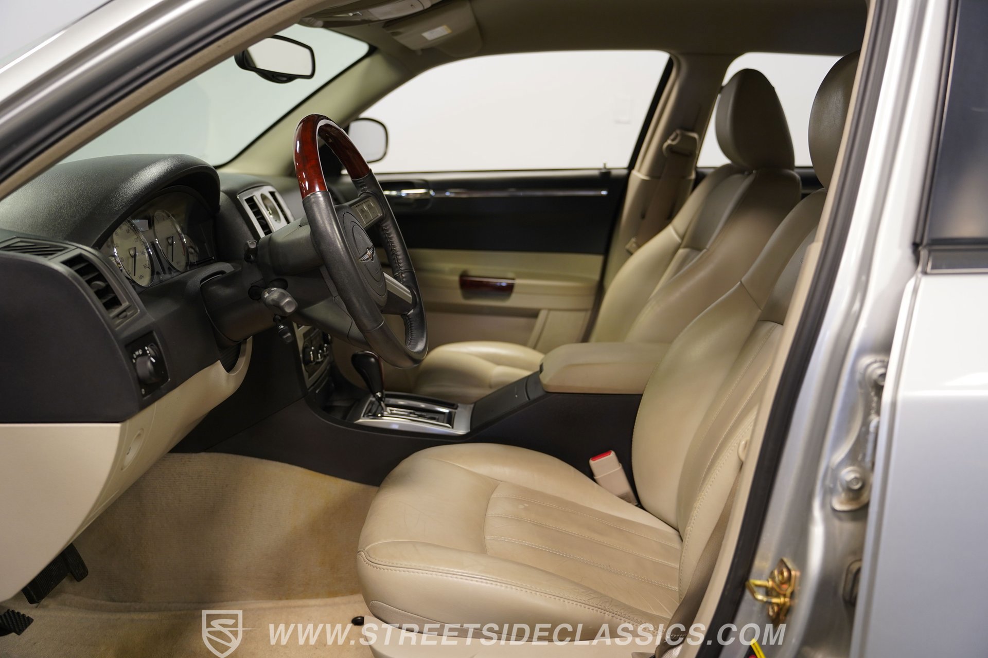 Used 2005 Chrysler 300 C w/ Navigation & Sound Group II image 38