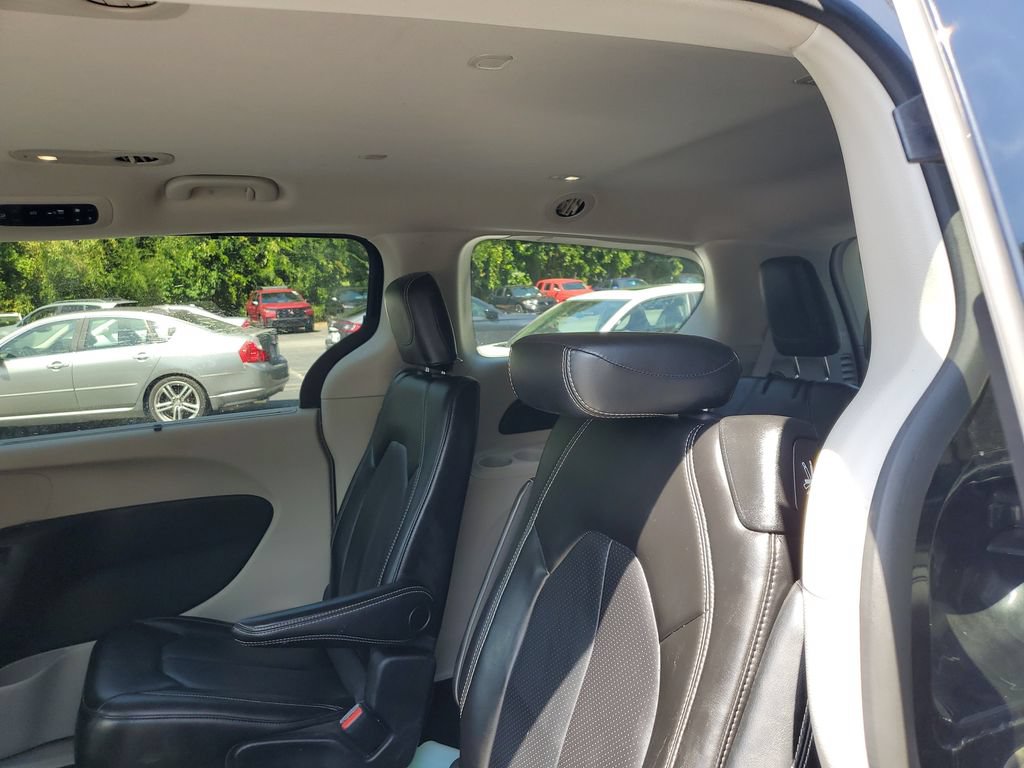 Used 2023 Chrysler Pacifica Touring-L FWD image 11
