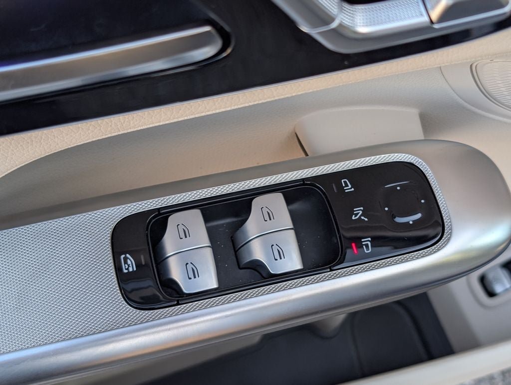Used 2024 Mercedes-Benz GLC 300 4MATIC image 11