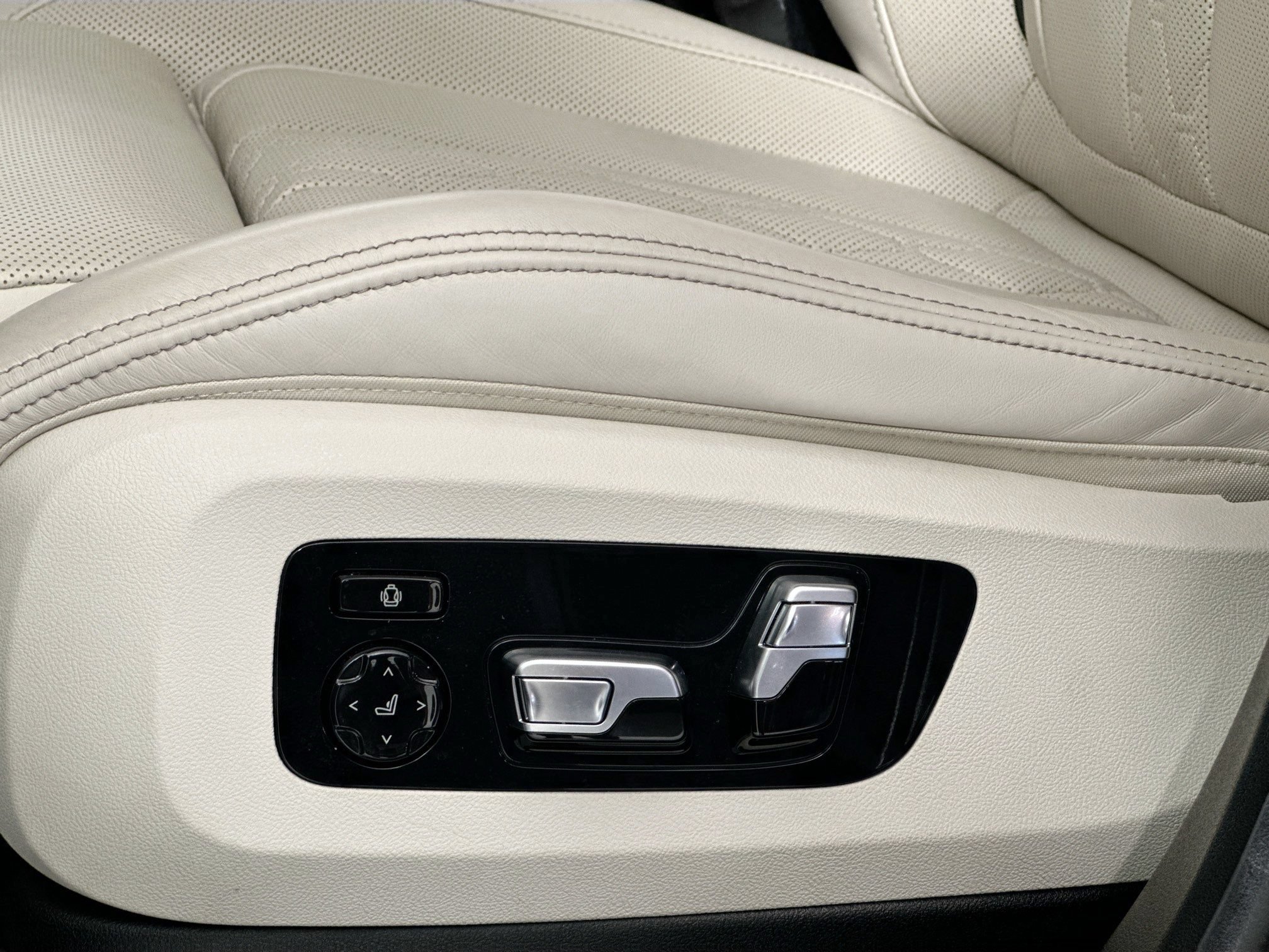 Used 2025 BMW X5 sDrive40i w/ Climate Comfort Package RWD image 18