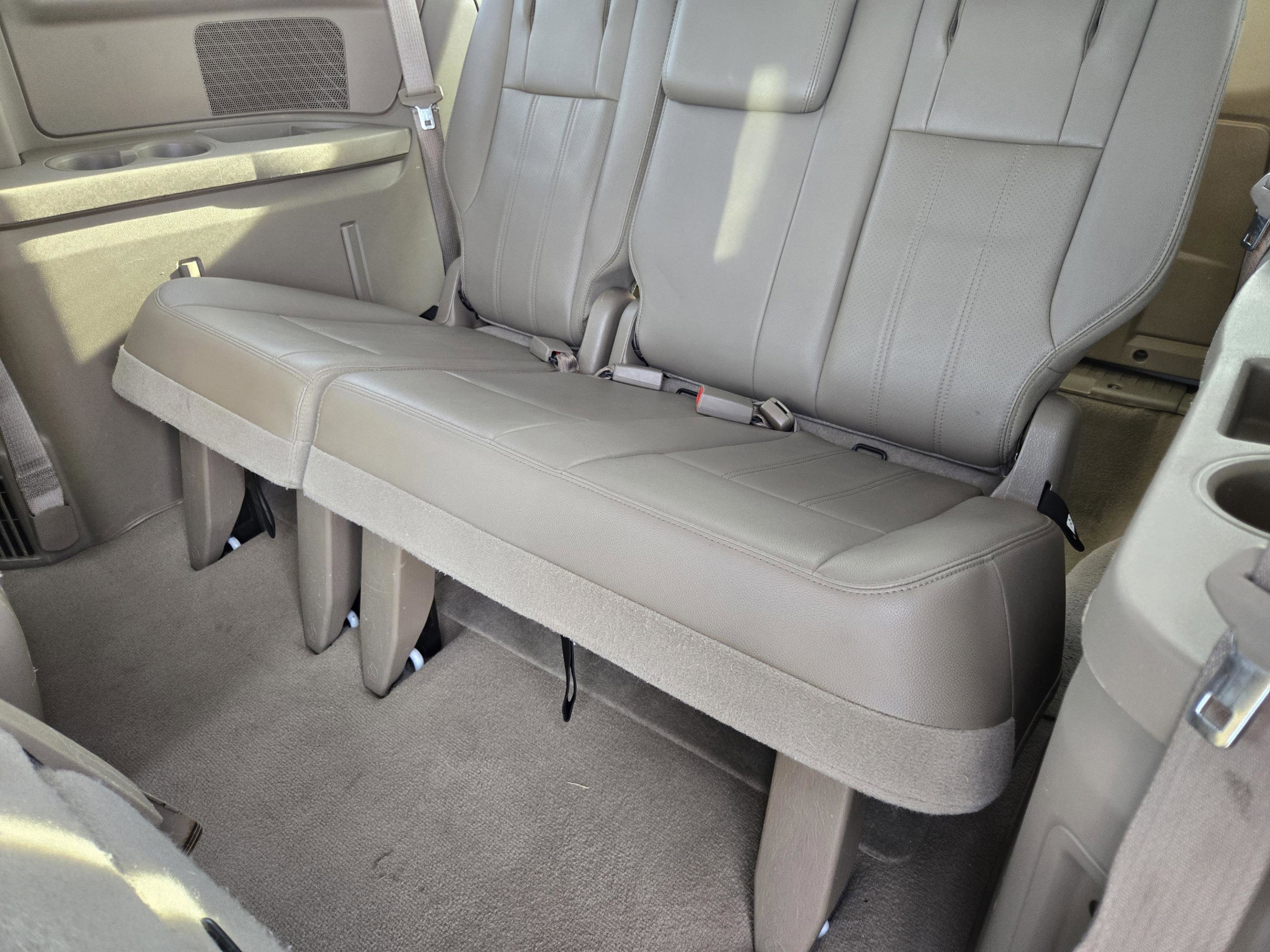 Used 2013 Chrysler Town & Country Touring-L w/ Driver Convenience Group FWD image 26