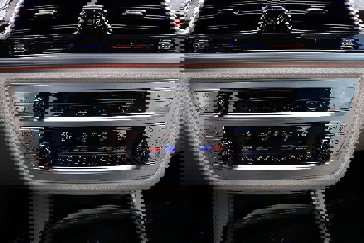 Used 2019 BMW 750i xDrive w/ Luxury Rear Seating Package image 38