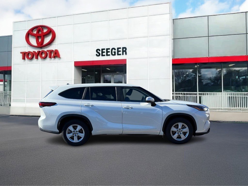 Used 2023 Toyota Highlander LE image 2