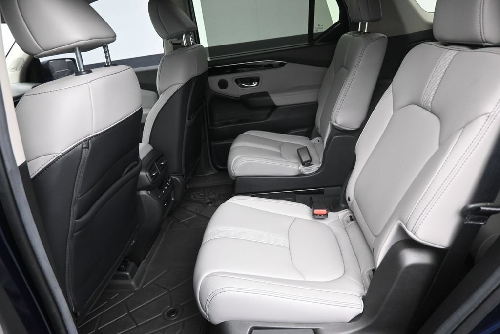 Used 2025 Honda Pilot Touring image 14