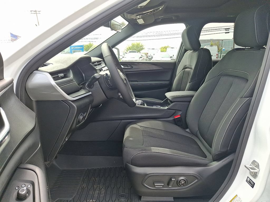 New 2025 Jeep Grand Cherokee L Laredo w/ Luxury Tech Group I AWD/4WD image 35