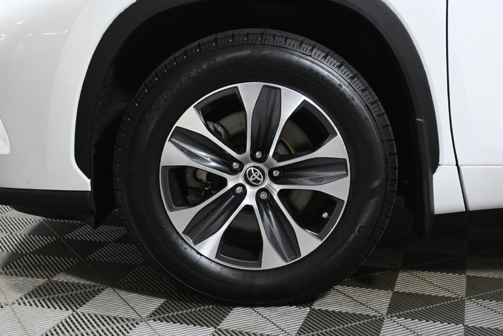 Used 2023 Toyota Highlander XLE AWD/4WD image 12