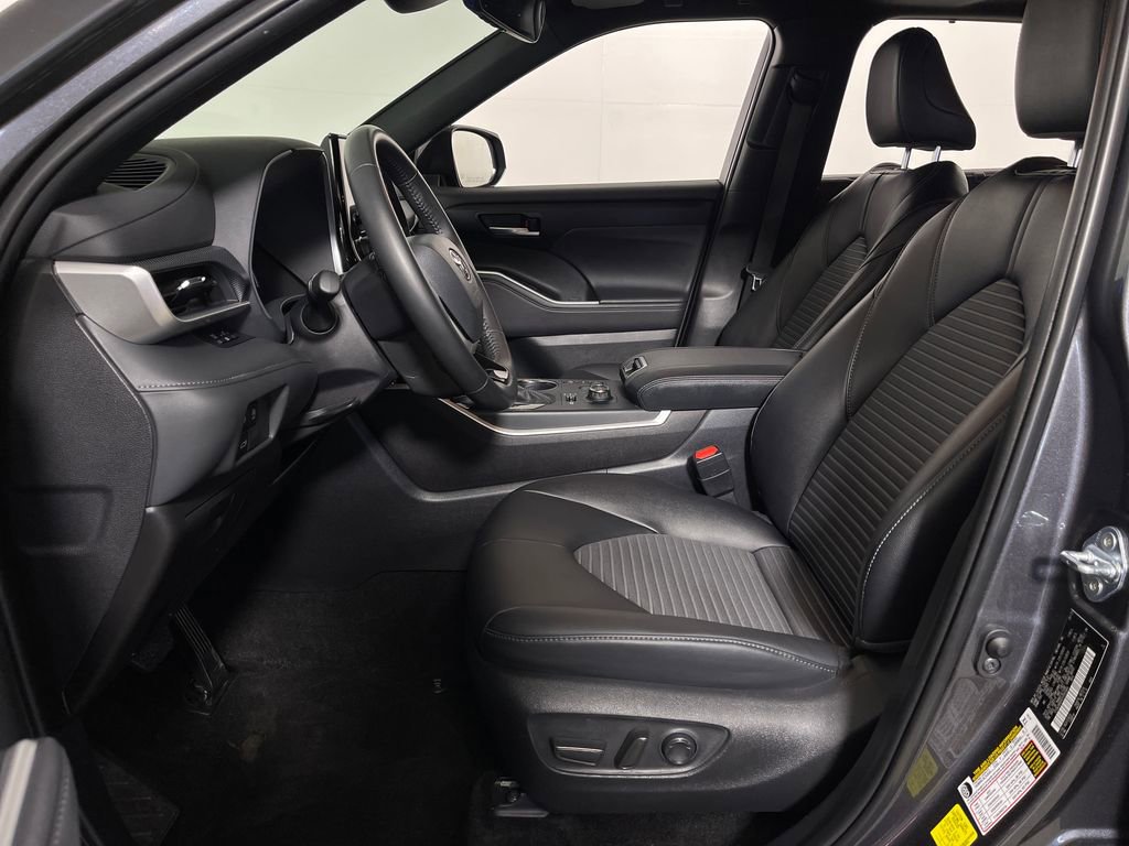 Certified 2025 Toyota Highlander XSE AWD/4WD image 12