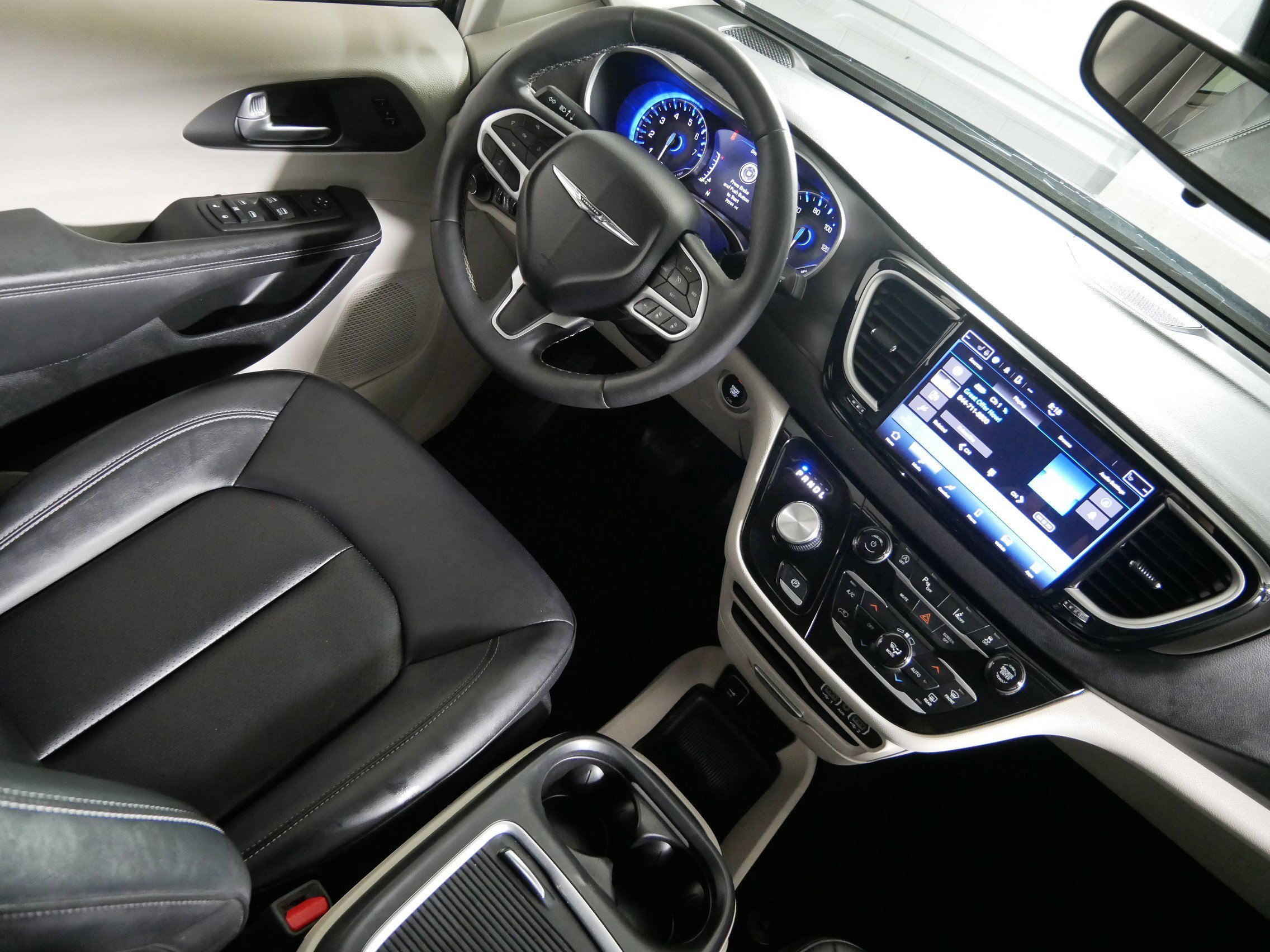 Used 2024 Chrysler Pacifica Touring-L image 9