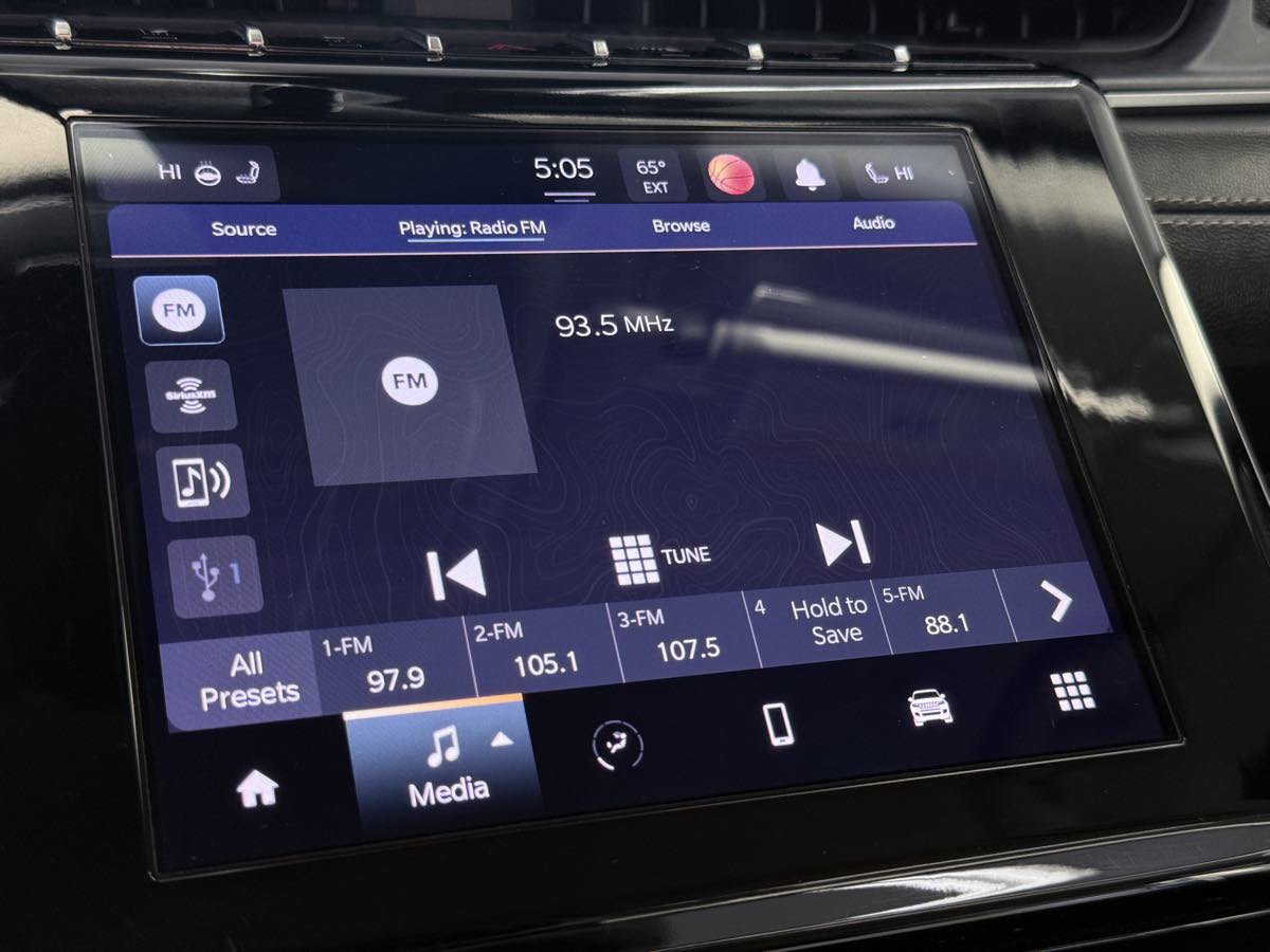 Used 2023 Jeep Grand Cherokee Laredo w/ Luxury Tech Group I image 60