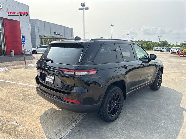 Used 2025 Jeep Grand Cherokee Altitude AWD/4WD image 7