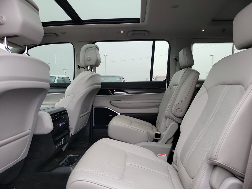 Used 2023 Jeep Wagoneer Series III w/ Premium Group I image 13