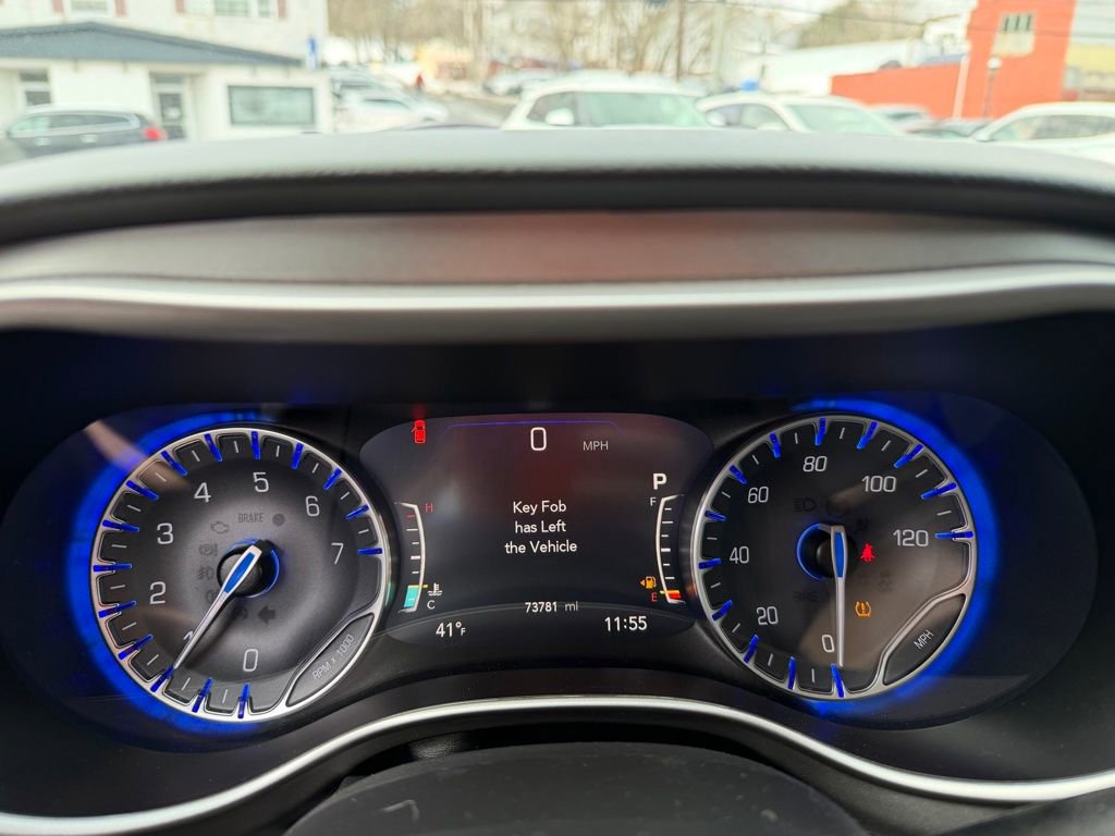 Used 2023 Chrysler Pacifica Touring-L image 17