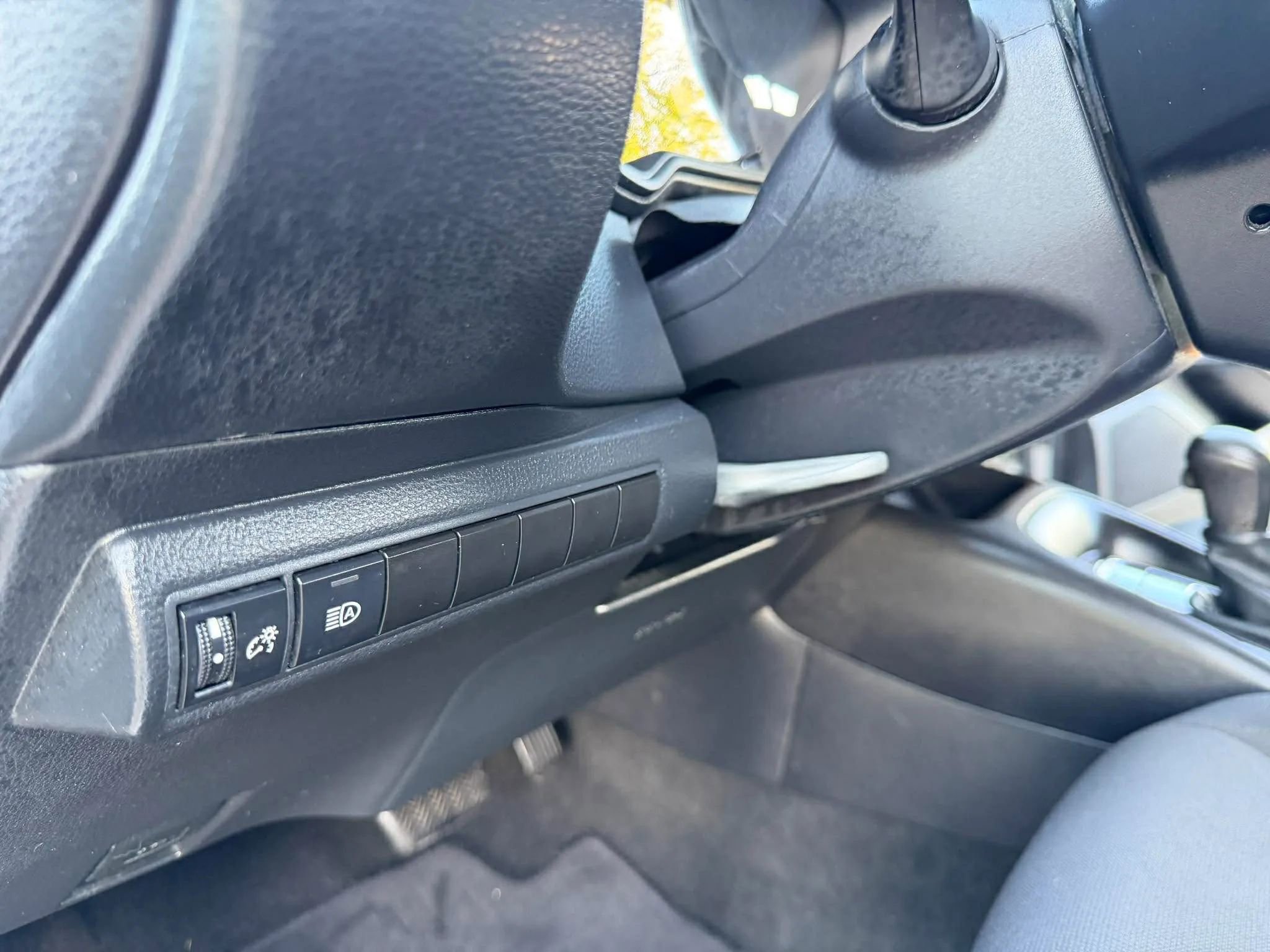 Used 2020 Toyota Corolla LE FWD image 12