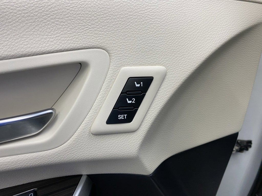 Used 2022 Toyota Sienna Limited image 23