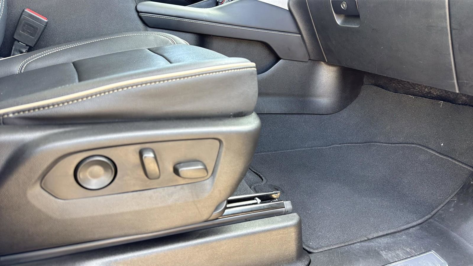 Used 2023 GMC Yukon XL SLT image 22