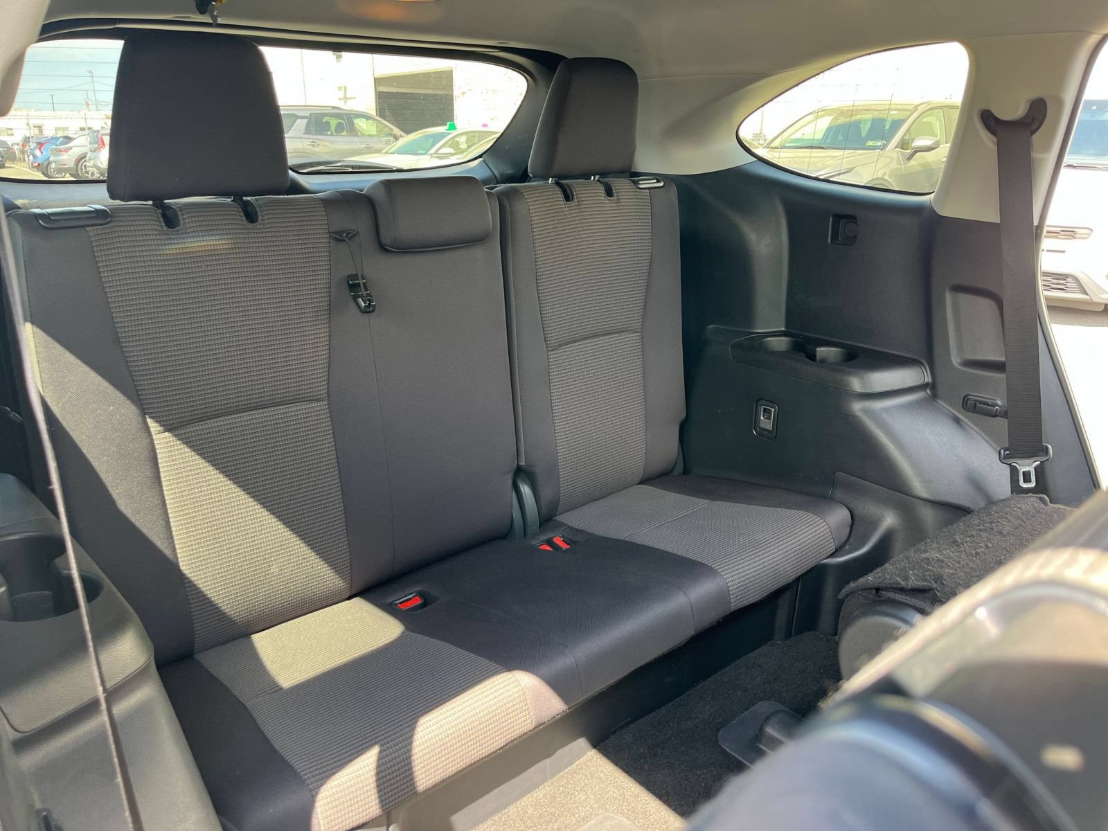 Used 2025 Toyota Highlander LE FWD image 30