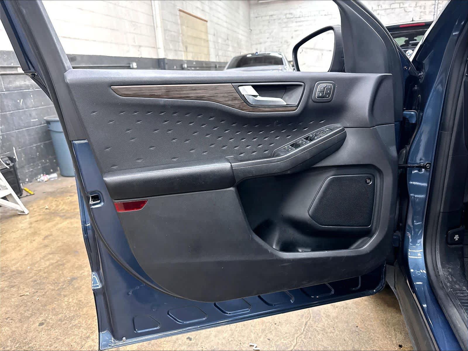 Used 2020 Ford Escape Titanium w/ Titanium Premium Package 2.0 AWD/4WD image 26