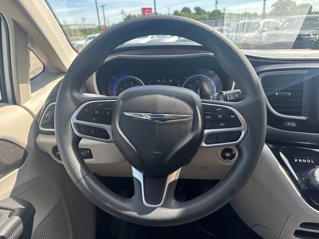 Used 2018 Chrysler Pacifica Touring Plus w/ Tire & Wheel Group FWD image 25