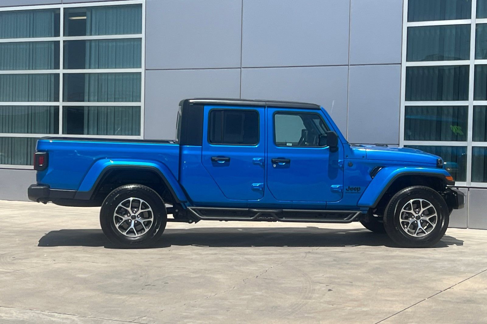 Used 2024 Jeep Gladiator Sport image 3