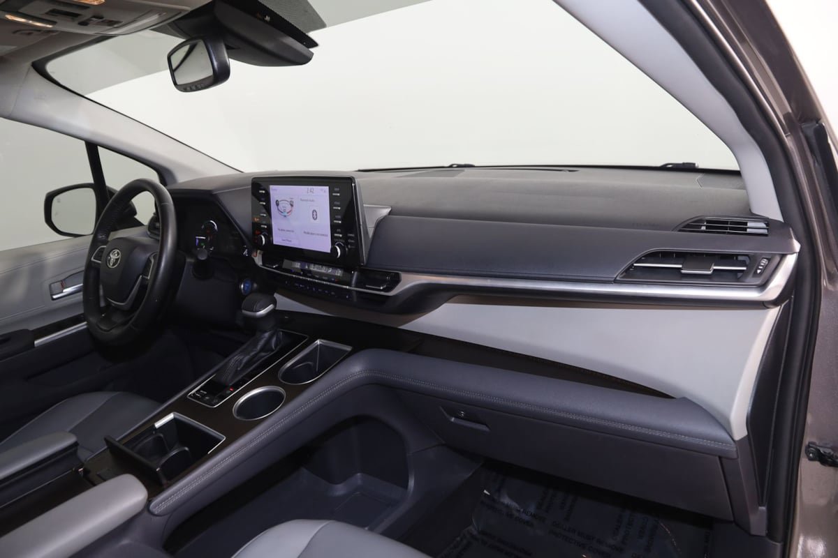 Used 2021 Toyota Sienna XLE FWD image 42