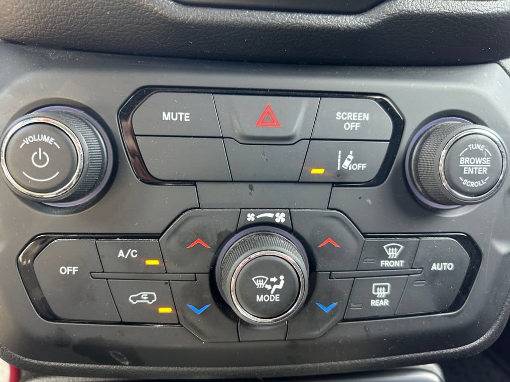 Used 2023 Jeep Renegade Latitude AWD/4WD image 28
