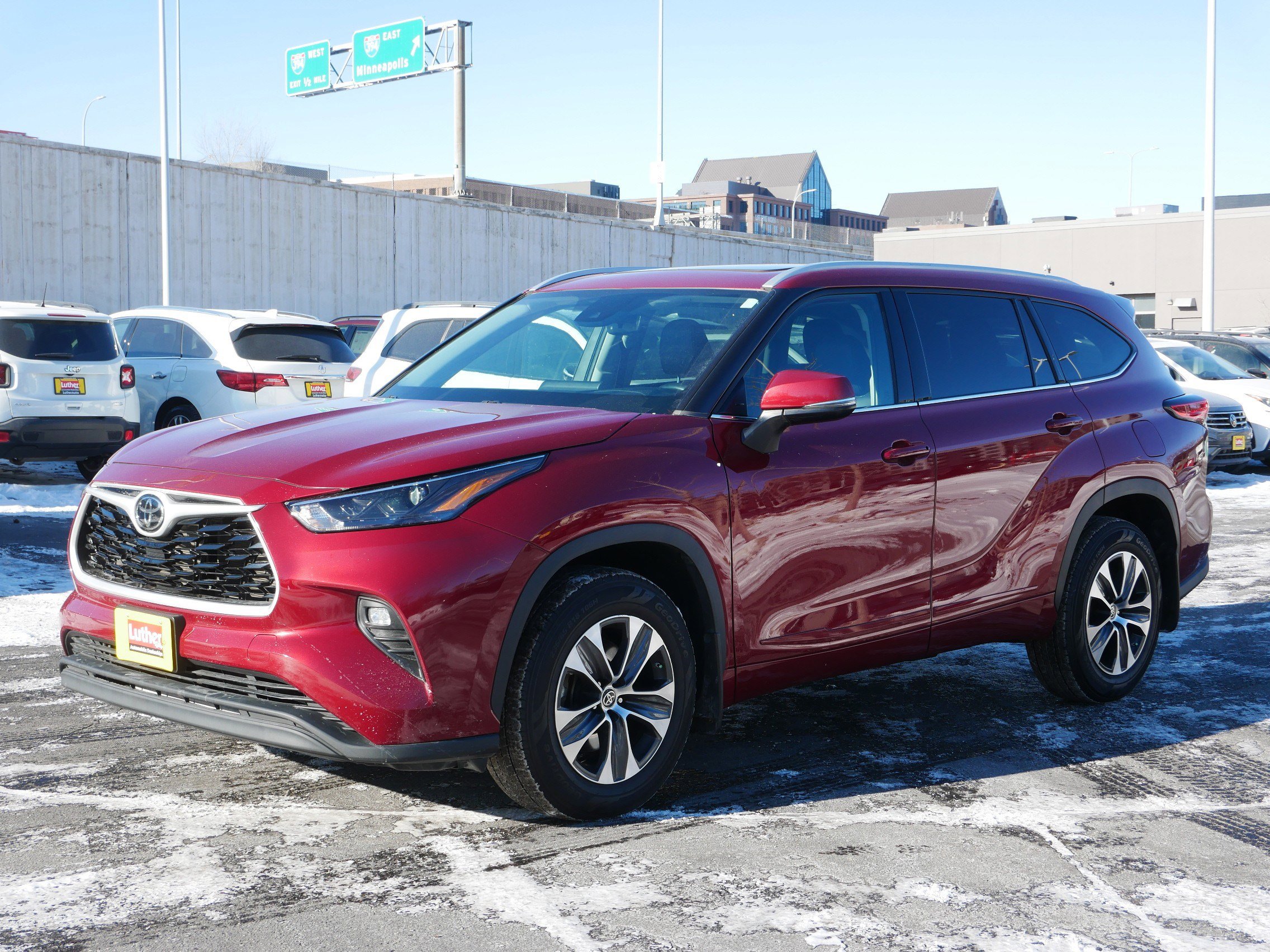 Used 2022 Toyota Highlander XLE image 11