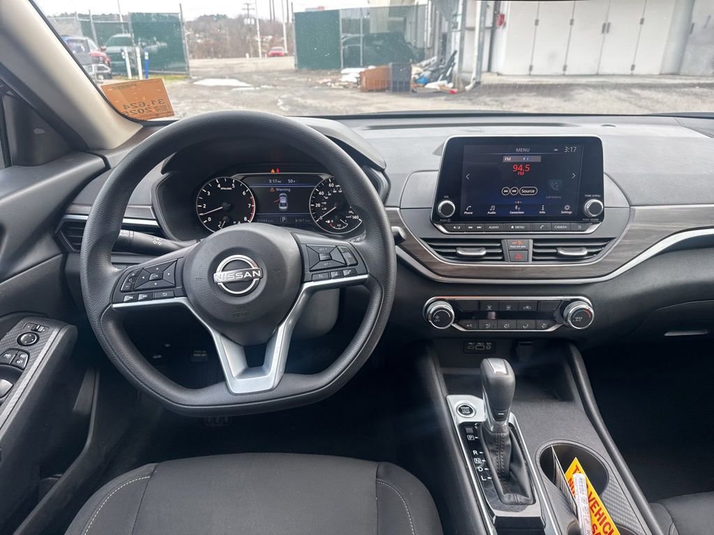 Used 2025 Nissan Altima 2.5 SV image 17
