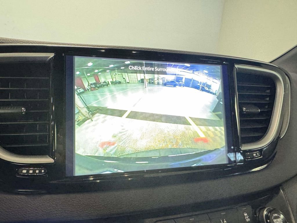 Used 2025 Chrysler Pacifica Select image 25