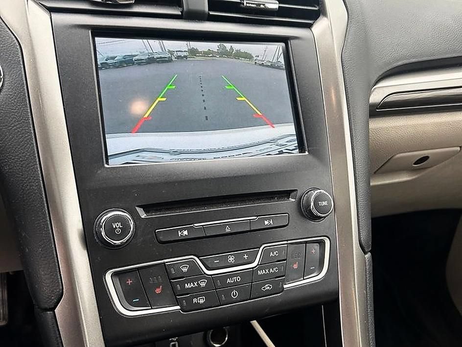 Used 2017 Ford Fusion SE w/ Fusion SE Technology Package FWD image 5