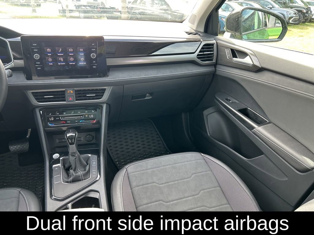 Certified 2025 Volkswagen Taos SE image 11