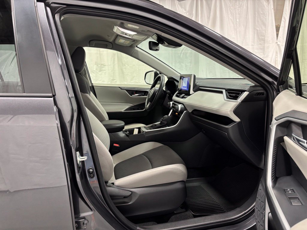 Used 2025 Toyota RAV4 XLE AWD/4WD image 57