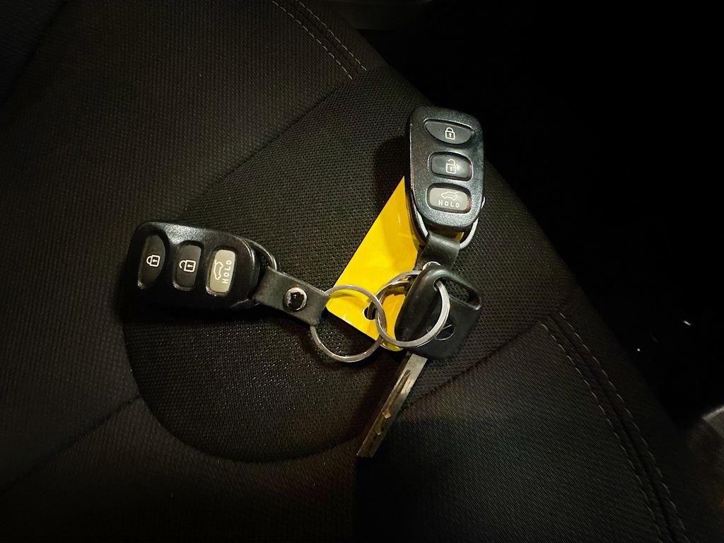 Used 2012 Hyundai Veloster image 34