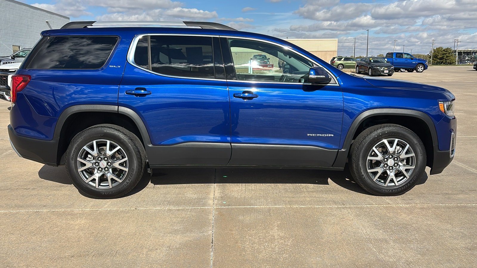 Used 2023 GMC Acadia SLT w/ Technology Package image 10