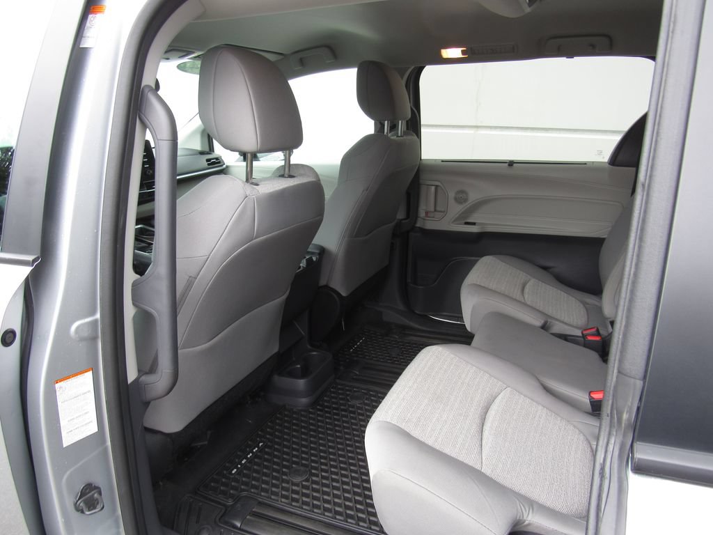 Used 2024 Toyota Sienna LE AWD/4WD image 15