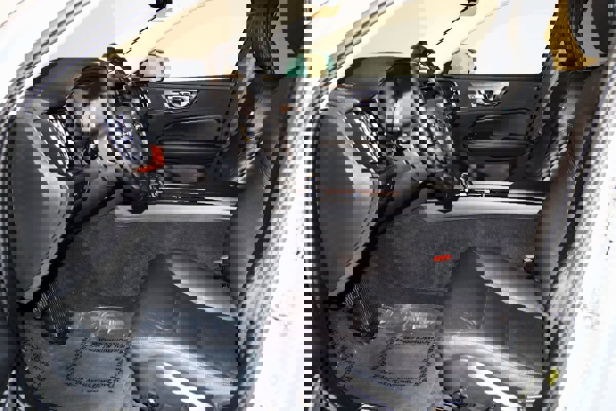 Used 2025 Volvo V60 B5 Cross Country Plus image 31