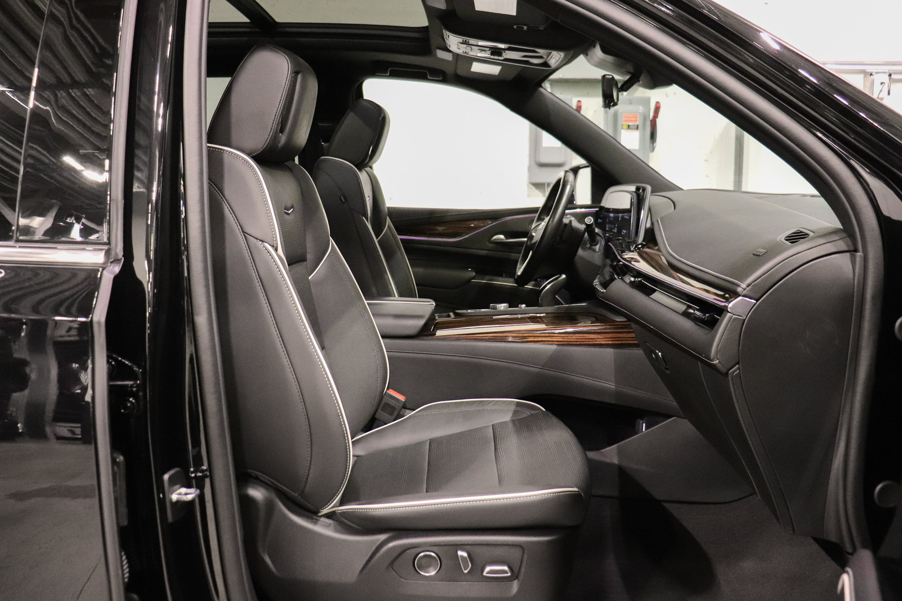 Used 2023 Cadillac Escalade Premium Luxury AWD/4WD image 13